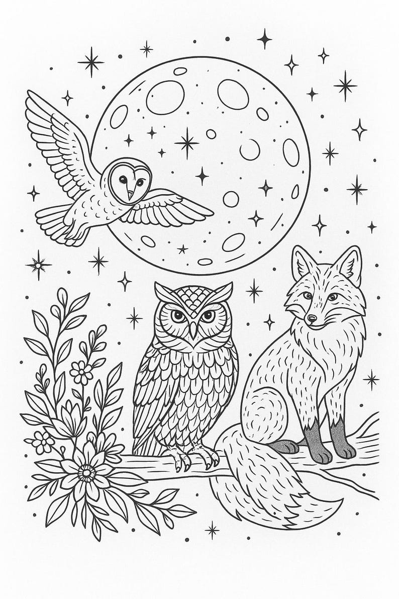 Puede incluir: Ilustraci&oacute;n en blanco y negro de una escena de bosque nocturno. Un b&uacute;ho vuela frente a una luna llena, con dos b&uacute;hos y un zorro posados en una rama debajo. Estrellas y elementos florales completan el dise&ntilde;o.
