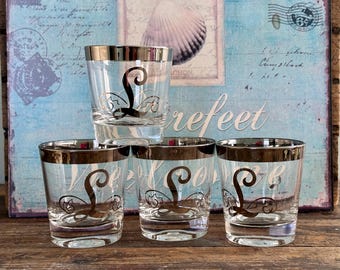 Accessoires de bar modernes Mid-Century avec monogramme « L » : verres à l'ancienne à monture argentée (Ensemble de quatre)