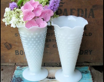 Vases vintage trompette en verre laiteux : centres de table de mariage, décoration d'intérieur