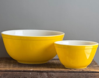 Bols à mélanger vintage en Pyrex jaune doré des années 1950