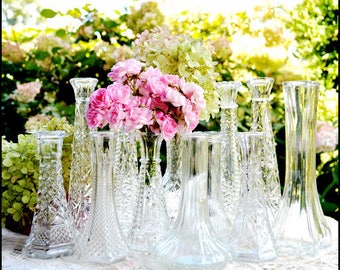 Collection de dix vases bourgeons vintage en verre transparent : décoration de mariage