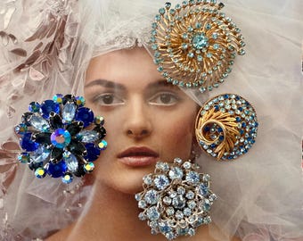 Broches en strass Mid-Century : quelque chose de bleu