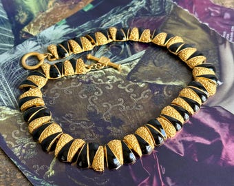 Collier vintage Anne Klein or noir émail : pièce tendance des années 1980 à fermoir à bascule