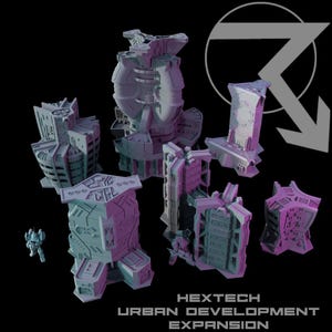 Könnte beinhalten: Eine Sammlung hellblauer, futuristischer Sci-Fi-Gebäudeminiaturen mit komplexen geometrischen Paneelen und strukturellen Details. Das Set enthält verschiedene Turm- und Wandstrukturen sowie den Text HEXTECH URBAN DEVELOPMENT EXPANSION.