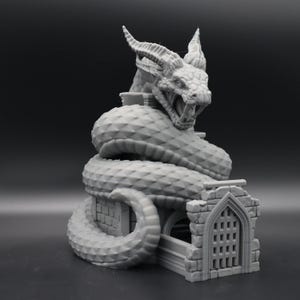 Könnte beinhalten: Eine graue 3D-gedruckte Figur einer Schlange mit gehörntem drachenartigem Kopf, die sich eng um einen steinstrukturierten Turm mit Torbogen windet. Das Wesen hat detaillierte Schuppen und ein offenes Maul, ausgeführt in einer monochromen Oberfläche.