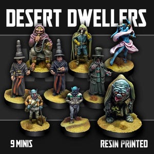 Könnte beinhalten: Eine Sammlung von neun bemalten Harz-Miniaturfiguren mit dem Titel DESERT DWELLERS. Das Set enthält verschiedene Charaktere mit unterschiedlicher Kleidung, darunter Kapuzenroben, Gasmasken und farbige Hauttöne, alle auf runden, texturierten Sockeln.