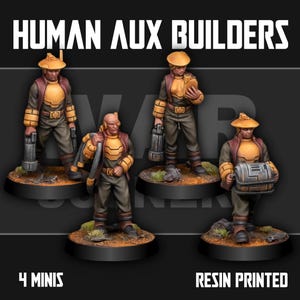 Könnte beinhalten: Vier Miniaturfiguren mit der Aufschrift HUMAN AUX BUILDERS, 4 MINIS und RESIN PRINTED. Jede Figur trägt eine braun-gelbe Uniform mit Hut und hält verschiedene Werkzeuge oder Ausrüstung. Sie stehen auf runden Basen mit strukturiertem Boden.