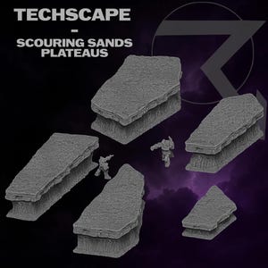 Pode incluir: Peças de terreno Techscape cinzentas com a inscrição "Scouring Sands Plateaus". O conjunto inclui várias plataformas retangulares com superfícies texturizadas, projetadas para jogos de mesa. As miniaturas também estão presentes.