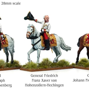 Könnte beinhalten: Drei 28mm-Miniaturfiguren von Generälen zu Pferd. Die Figuren sind beschriftet als General Franz Seraph von Orsini-Rosenberg, General Friedrich Franz Xaver von Hohenzollern-Hechingen und General Johann Freiherr von Hiller und tragen weiße Uniformen.