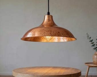 Ręcznie robiona lampa wisząca z kutej miedzi: rustykalne oświetlenie wyspy kuchennej w stylu marokańskim