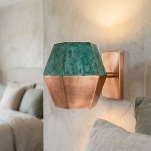 Handgjord modern vägglampa i koppar - Pyramidgrön Verdigris Patina - Lyxig entrélampa