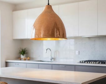 Ręcznie robiona lampa wisząca z kutej miedzi: rustykalne oświetlenie wyspy kuchennej w stylu marokańskim