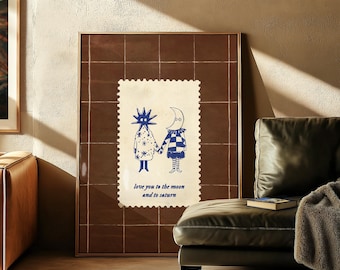 Puede incluir: Una impresión enmarcada con una ilustración caprichosa de dos figuras, una que se asemeja a una estrella y otra a una luna creciente, tomadas de la mano. Las figuras son azules sobre un fondo crema, con el texto "love you to the moon and to saturn".