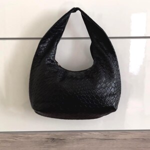 Schwarze Hobo Bag – Moderne Schultertasche aus veganem Leder, geflochten, groß, weich, Alltagstasche, Boho Stil, Geschenkidee für Frauen