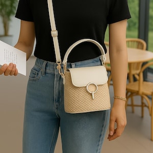 Strohtasche mit veganem Leder - Kleine Crossbody Tasche, geflochtene Umhängetasche, Boho Sommerhandtasche, ideal für Alltag & Urlaub