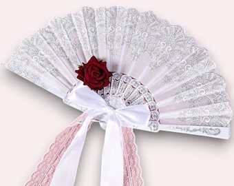 Witte kanten waaier met rode roos en lint – Elegant handgemaakt accessoire voor bruiloften/boho chic
