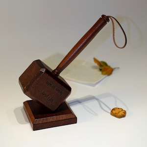 Handgefertigter Flaschenöffner mit Hammerschlag, Buchenholz und Magnetfuß