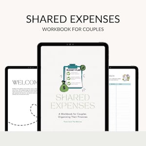 Op de afbeelding: Drie digitale tablets met een werkboek getiteld "SHARED EXPENSES WORKBOOK FOR COUPLES". De centrale tablet toont een budgetplan grafiek met een geldbuidel en vinkjes. Het werkboek is ontworpen voor koppels om hun financiën te organiseren.