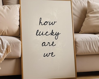 Hur lyckliga är vi-tryck, handritad typografiposter, neutral heminredning, modern minimalistisk, positivt citattryck, trendig väggkonst