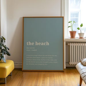 Puede incluir: Un letrero de madera hecho a mano con la palabra "Bienvenido" en una fuente juguetona. El letrero pintado de blanco tiene un acabado envejecido y un peque&ntilde;o coraz&oacute;n decorativo. Ideal para dar una c&aacute;lida bienvenida.