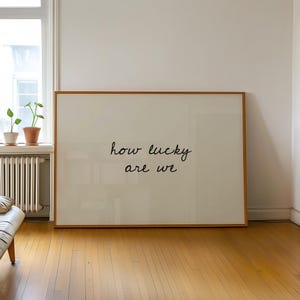 Hur lyckliga är vi-tryck, handritad typografiposter, neutral heminredning, modern minimalistisk, positivt citattryck, trendig väggkonst bild 1