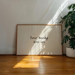 Hur lyckliga är vi-tryck, handritad typografiposter, neutral heminredning, modern minimalistisk, positivt citattryck, trendig väggkonst bild 2