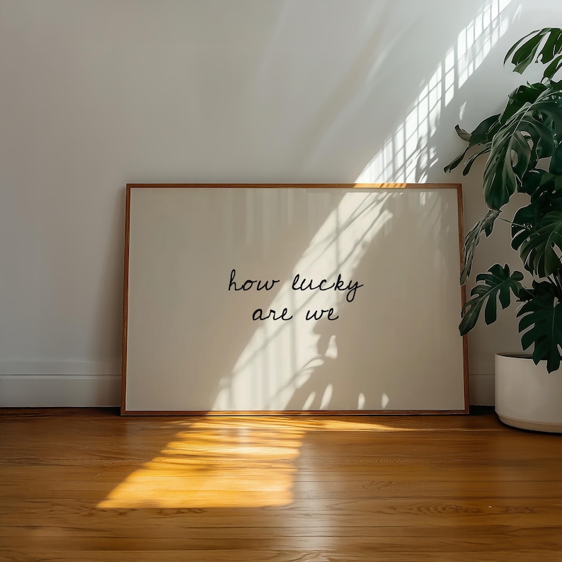 Hur lyckliga är vi-tryck, handritad typografiposter, neutral heminredning, modern minimalistisk, positivt citattryck, trendig väggkonst bild 2