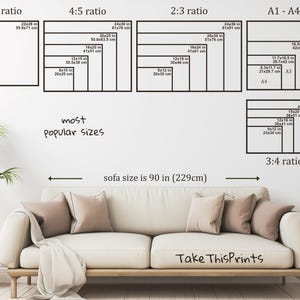 Pu&ograve; includere: Una guida alle dimensioni per stampe d'arte da parete con vari rapporti d'aspetto tra cui 11:14, 4:5, 2:3, 3:4 e standard ISO A1-A4 con dimensioni in cm. La guida &egrave; visualizzata sopra un divano beige largo 229 cm.