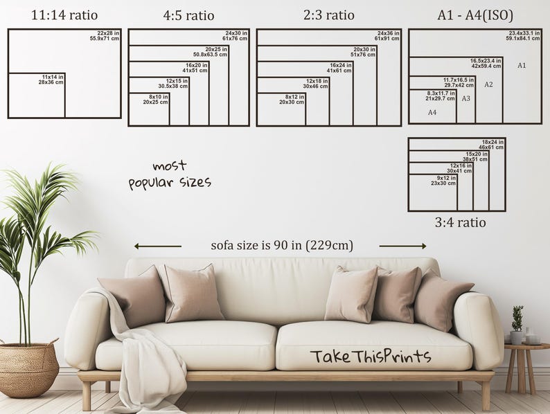 Pu&ograve; includere: Una guida alle dimensioni per stampe d'arte da parete con vari rapporti d'aspetto tra cui 11:14, 4:5, 2:3, 3:4 e standard ISO A1-A4 con dimensioni in cm. La guida &egrave; visualizzata sopra un divano beige largo 229 cm.