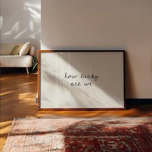 Hur lyckliga är vi-tryck, handritad typografiposter, neutral heminredning, modern minimalistisk, positivt citattryck, trendig väggkonst bild 4