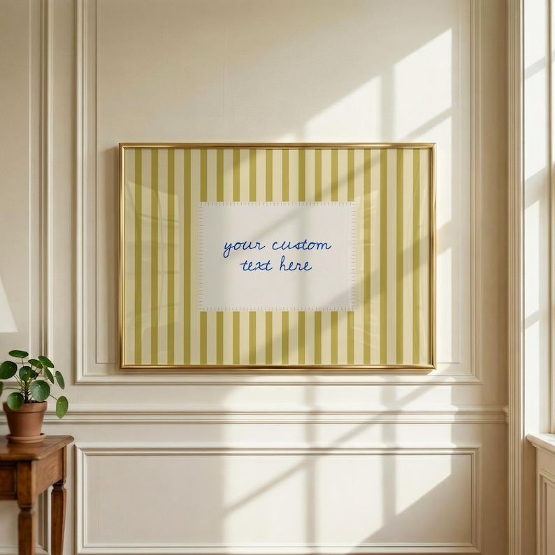 Pu&ograve; includere: Un'opera d'arte murale rettangolare in una sottile cornice dorata con un motivo a righe verticali gialle e bianche. Al centro delle righe si trova un'etichetta rettangolare bianca con bordo cucito contenente il testo blu your custom text here.