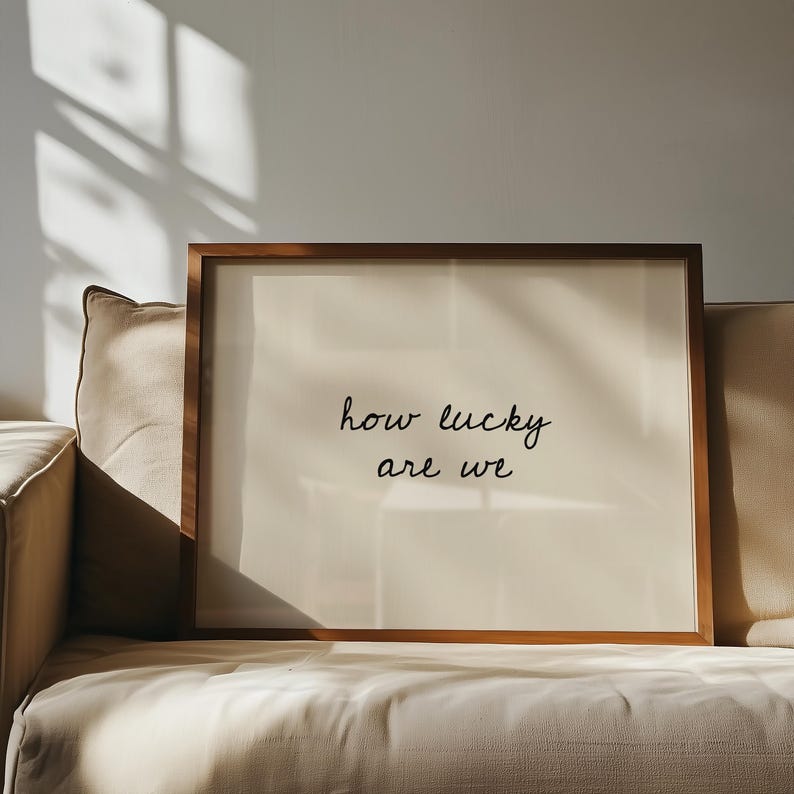 Hur lyckliga är vi-tryck, handritad typografiposter, neutral heminredning, modern minimalistisk, positivt citattryck, trendig väggkonst bild 7