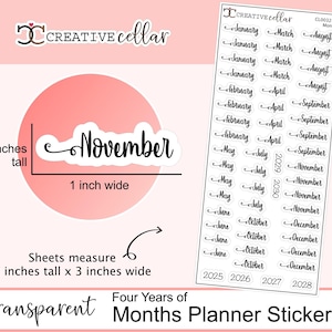Può includere: Quattro fogli di adesivi trasparenti per planner con i mesi dell'anno scritti in corsivo. Ogni foglio include i mesi da gennaio a dicembre, con gli anni 2025, 2026, 2027 e 2028 stampati in basso. Gli adesivi misurano 17,8 cm di altezza per 7,6 cm di larghezza.