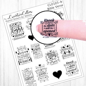 Puede incluir: Un conjunto de 10 pegatinas de planificador en blanco y negro con versículos bíblicos. Las pegatinas presentan varias citas inspiradoras y referencias bíblicas. Las pegatinas están impresas en vinilo transparente y son perfectas para agregar un toque de fe a tu planificador o diario.