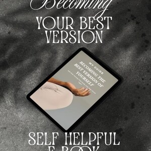 Op de afbeelding: Een digitale tablet met de tekst "Becoming Your Best Version" en "Self Helpful E-Book" op een grijze achtergrond. Het tabletscherm toont een gids met de titel "Becoming the Best Version of Yourself."