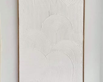 Op de afbeelding: Wit, getextureerd abstract kunstwerk met een houten frame. Het kunstwerk toont een reeks gebogen, boogvormige vormen, waardoor een gelaagd, driedimensionaal effect ontstaat. Het neutrale kleurenpalet en het minimalistische ontwerp passen bij verschillende interieurstijlen.