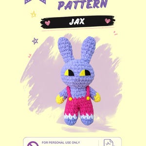 Puede incluir: Un patrón de ganchillo para un peluche llamado Jax. El diseño muestra una criatura morada similar a un conejo con ojos amarillos, que lleva un peto rosa con botones amarillos y detalles blancos en los pies. El texto dice CROCHET PATTERN JAX.