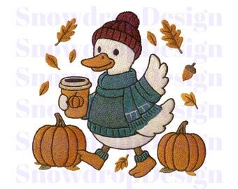 Op de afbeelding: Geborduurd ontwerp van een eend met een bordeauxrode gebreide muts, teal trui en sjaal, die een pumpkin spice latte vasthoudt. Twee oranje pompoenen en herfstbladeren omringen de eend en creëren een herfstthema.