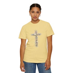 Comfort Colors floral cross shirt featuring a vertical cross of daisies and greenery.