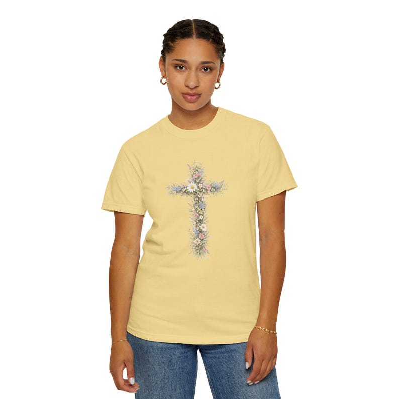 Comfort Colors floral cross shirt featuring a vertical cross of daisies and greenery.