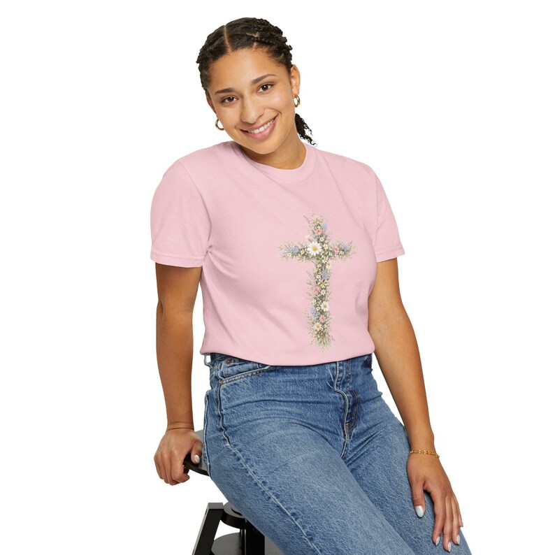 Comfort Colors floral cross shirt featuring a vertical cross of daisies and greenery.