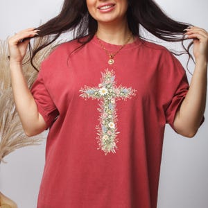 Comfort Colors floral cross shirt featuring a vertical cross of daisies and greenery.