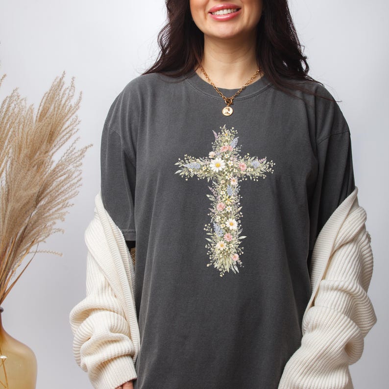Comfort Colors floral cross shirt featuring a vertical cross of daisies and greenery.