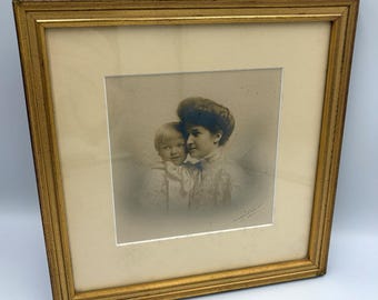 Fotografía de madre e hijo enmarcada en oro, con paspartú, 23 x 23 cm, firmada por Wharton & Tyree 08
