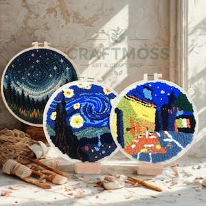 Peut inclure: Trois œuvres d'art textiles rondes encadrées. L'une représente une nuit étoilée au-dessus d'une forêt, une autre un ciel nocturne tourbillonnant avec un arbre, et la troisième une scène de village colorée. Le texte "CRAFTMOSS ART & CRAFT SHOP" est visible.