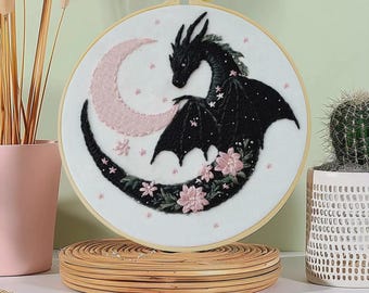 Drachen und Mond Stickpackung, Anfänger Stickpackung, Starter Stickerei, moderne Stickerei, ästhetische Stickerei, DIY Bastelpackung,