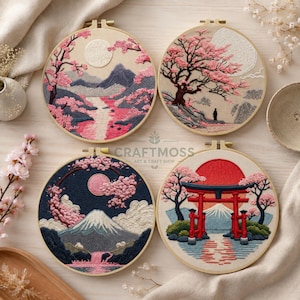Op de afbeelding: Vier ronde borduurringen met landschappen en kersenbloesems. De ontwerpen tonen een bergrivier, een boom met een figuur, een nachtelijk berglandschap en een rode torii-poort met een grote zon. De tekst luidt CRAFTMOSS.
