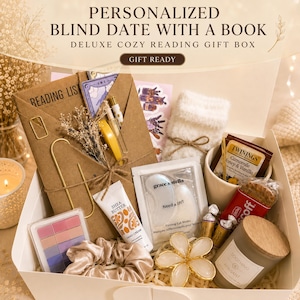 Op de afbeelding: Een geschenkdoos met een in bruin papier verpakt boek met het label READING LIST, een paar witte pluizige sokken, een Twinings theezakje, een Lotus Biscoff koekje, handcrème, Grace & Stella oogmaskers, een scrunchie en een kaars.
