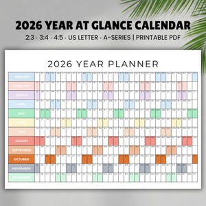 Può includere: Calendario annuale 2026 con sfondo bianco. Il calendario è organizzato per mese, ogni mese ha un colore diverso. Il testo "2026 Year Planner" è in alto. Formato US Letter.