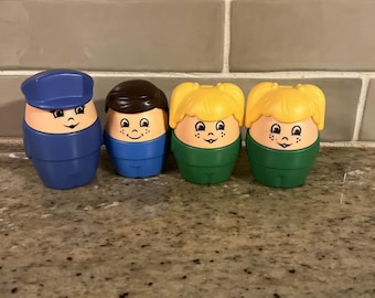 Lote de 4 figuras grandes y robustas de Little Tikes Little People de la marca Vintage: policía, niña y niño.
